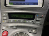 【オートエアコン】一度お好みの温度に設定すれば、車内の温度を検知し風量や温度を自動で調整。暑い&hellip;寒い&hellip;と何度もスイッチ操作をする必要はありません。快適な車内空間には必須の機能ですね♪