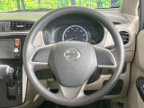 インテリアに合わせたデザインのステアリングは、運転される方のことも考え、運転しやすい形状、大きさです。是非一度、実際に触ってお確かめください。