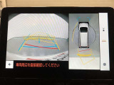 【パノラミックビューモニター】クルマの前後左右に搭載したカメラから取り込んだ画像を合成し、車両を上から見たような画像をディスプレイに表示します。