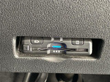 【ETC】有料道路を利用する際に料金所で停止することなく通過できる、ETC車載器(ノンストップ自動料金収受システム機器)が装備されています。セットアップを行うことで利用可能になります。