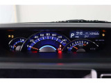 視線移動が少なく疲れにくいセンターメーター!昼間でも夜間でもくっきり見やすいメーターとなっております。