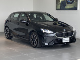 BMWのコンパクトモデルとして培われてきた走りの楽しさを受け継ぐ120d M Sport。ブラックサファイアの深みある輝きが、そのスポーティな佇まいを一層際立たせています。