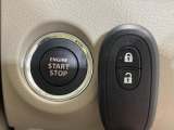 【キーレススタートシステム】カバンやポケットに入れたままでもドアの施錠・解錠が可能なスマートキーを装備。エンジンのオン・オフ時もカギを取り出す必要が無いからとっても便利です♪