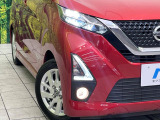 【LEDヘッドライト】悪天候や夜間走行時も良好な視界を確保し安心して運転できる高輝度LEDヘッドライトを装備!点灯速度が早く、消費電力も抑えられています。