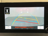 【バックガイドモニター】後方の映像をナビ画面に表示するだけでなく、ステアリング操作に連動して動くガイド線も同時に表示!予想進路の確認をしながら後退できるので便利です!