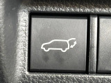 【パワーバックドア】スマートキーや運転席のボタンを押すだけでリアゲートが自動で開閉します!荷物を持っている時や、高い位置にあるバックドアを閉める際に便利な機能です♪