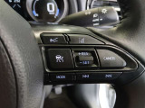 ステアリングには運転中でも簡単に操作できる各種スイッチついてます