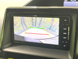 【バックカメラ】駐車時に後方がリアルタイム映像で確認できます。大型商業施設や立体駐車場での駐車時や、夜間のバック時に大活躍!運転スキルに関わらず、今や必須となった装備のひとつです!