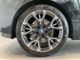 スポーティな足回りがBMWらしい走りへの期待感を高めます。