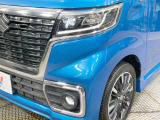 【LEDヘッドライト】悪天候や夜間走行時も良好な視界を確保し安心して運転できる高輝度LEDヘッドライトを装備!点灯速度が早く、消費電力も抑えられています。