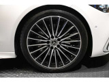 メルセデスの認定中古車「サーティファイドカー」では、万一お車が故障した場合も、ご購入後1年間もしくは2年間※は走行距離にかかわらずメルセデス・ベンツ正規サービスネットワークで無料修理いたします