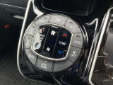 【左右独立型フルオートエアコン】運転席と助手席でそれぞれお好みの温度に設定可能。同乗者にも配慮した、最適な空調をお届け致します。