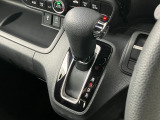 ホンダセンシング装着車となっております。衝突軽減ブレーキ、誤発進抑制機能、歩行者事故低減ステアリング、路外逸脱抑制機能、アダプティブクルーズコントロール、車線維持支援システム他、安全運転を幅広く支援。
