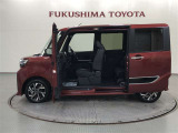 【まるごとクリーニング】シートを取り外し、車内を徹底洗浄。隅々まで丁寧に仕上げています。