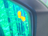 【ブラインドスポットモニタリング】走行中、ドアミラーの死角になりやすい箇所に後続車が接近するとサイドミラー付近に警告を表示、ドライバーに注意喚起をしてくれます。