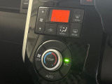 【オートエアコン】一度お好みの温度に設定すれば、車内の温度を検知し風量や温度を自動で調整。暑い&hellip;寒い&hellip;と何度もスイッチ操作をする必要はありません。快適な車内空間には必須の機能ですね♪