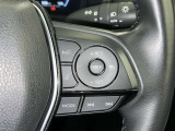 クルーズコントロール機能が付いています。 速度を設定するとアクセルを踏まなくても一定の速度で走ることができます。  高速道路ではとても便利な装置なんです。