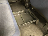 後席シート下に置きラクボックス付き!中敷き付きなので、倒れやすい荷物も安定して積載可能です!