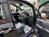 【運転席】座り心地が良いシートなので長時間の運転でも快適にお過ごしいただけます。新品のフロアマットのご注文も可能です。掲載箇所以外にご希望の写真がございましたらお気軽にお問い合わせ下さい。