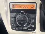 【オートエアコン】一度お好みの温度に設定すれば、車内の温度を検知し風量や温度を自動で調整。暑い&hellip;寒い&hellip;と何度もスイッチ操作をする必要はありません。快適な車内空間には必須の機能ですね♪