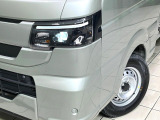 【LEDヘッドライト】悪天候や夜間走行時も良好な視界を確保し安心して運転できる高輝度LEDヘッドライトを装備!点灯速度が早く、消費電力も抑えられています。