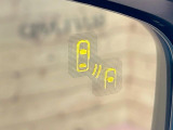 【ブラインドスポットモニタリング】走行中、ドアミラーの死角になりやすい箇所に後続車が接近するとサイドミラー付近に警告を表示、ドライバーに注意喚起をしてくれます。