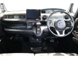 操作性に優れた運転席となります!小物入れや各ボタンの配置にこだわり、使いやすいです!座り心地もよく視認性も良好なのでロングドライブもお任せ下さい!
