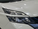 【LEDヘッドライト】悪天候や夜間走行時も良好な視界を確保し安心して運転できる高輝度LEDヘッドライトを装備!点灯速度が早く、消費電力も抑えられています。