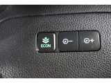 【ECON】スイッチをONにすると、アイドリングストップ機能が作動し、スロットルやCVT、エアコンが省燃費制御に切替わります。「私の意志で、もっと省エネ!」という気持ちでこのボタンを押してくださいね。