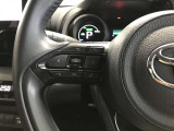 ステアリングスイッチでハンドルから手を離さなくても、音量やチャンネルなどの調整ができて安全です。