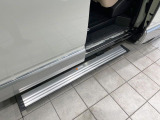 【電動サイドステップ】車高の高いお車でも、これがあれば小さいお子様の乗り降りも楽々♪スライドドアと連動して作動する為、煩わしい操作は不要です!
