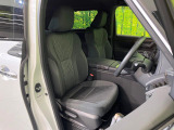 運転席まわりには十分なスペースがあり、大柄な方でもゆったり運転していただける環境です。