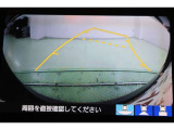 ハンドル操作に連動してガイドラインが変化するバックカメラ搭載です。クルマは構造上たくさんの死角がありますので、とても便利な機能ですね。あくまで補助の為の装備ですのでバックは目視での確認が大事ですよ!