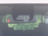 【プリクラッシュセーフティ】前方の車両等を検知し、衝突しそうな時は警報で注意を促し、ブレーキを踏む力をサポート。ブレーキを踏めなかった場合は衝突被害軽減ブレーキが作動、衝突回避をサポートします。