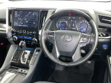 運転席まわりです。 各操作スイッチは使いやすい位置に配置されてます。