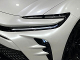 【LEDヘッドライト】悪天候や夜間走行時も良好な視界を確保し安心して運転できる高輝度LEDヘッドライトを装備!点灯速度が早く、消費電力も抑えられています。