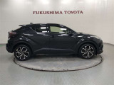 【まるごとクリーニング】シートを取り外し、車内を徹底洗浄。隅々まで丁寧に仕上げています。