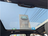【パノラミックルーフ】メーカーオプションとなるパノラミック・ガラスルーフ。室内をより広く印象付けます。電動サンブラインド付きで実用的にお使いいただけます。