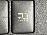 【オートマチックハイビーム(AHB)】フロントウインドウガラス上部に設置された前方カメラにより、前方車両のランプや街路灯などの明るさを判定し、自動的にハイビームとロービームを切り換えてくれます!