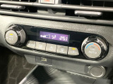 【オートエアコン】一度お好みの温度に設定すれば、車内の温度を検知し風量や温度を自動で調整。暑い&hellip;寒い&hellip;と何度もスイッチ操作をする必要はありません。快適な車内空間には必須の機能ですね♪