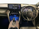 運転席周りのレイアウトをご覧ください。ナビゲーションやマルチメディアが綺麗に装着されすっきり収まってますね!