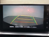 【バックガイドモニター】後方の映像をナビ画面に表示するだけでなく、ステアリング操作に連動して動くガイド線も同時に表示!予想進路の確認をしながら後退できるので便利です!