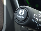 ★マルチビューカメラ★ワイパーレバー先端の「CAMERAスイッチ」を押すことで、車を上空から見下ろしたような映像をカーナビ画面に映し出し、車庫入れや縦列駐車をサポートしてくれます♪