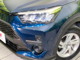 【LEDヘッドライト】悪天候や夜間走行時も良好な視界を確保し安心して運転できる高輝度LEDヘッドライトを装備!点灯速度が早く、消費電力も抑えられています。
