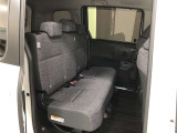 低床&フラットフロアでお子様やご年配の方も安心して乗降車可能です!ゆとりの2列目スペースは、前後席間隔を確保することで、大きめの買い物かごが足元に置けるほど広いスペースを実現!