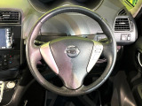 インテリアに合わせたデザインのステアリングは、運転される方のことも考え、運転しやすい形状、大きさです。是非一度、実際に触ってお確かめください。