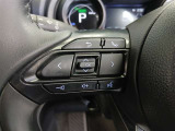ステアリングには運転中でも簡単に操作できる各種スイッチついてます