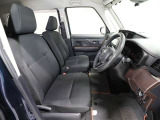 ゆったり室内で運転もしやすいです♪使い勝手の良い配置も考えられています!!