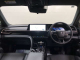 ディスプレイや操作スイッチを水平に集約、運転中の視線移動や動作を最小化できるようなレイアウトになっています。ドライバーは運転に集中でき、一緒に乗る方は心地よく移動を楽しめる空間となっています。