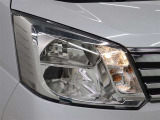 消費電力の少ないLEDヘッドランプを採用。豊かな光質と、自然光に近い光質で、夜間のドライブの安全をサポートします。